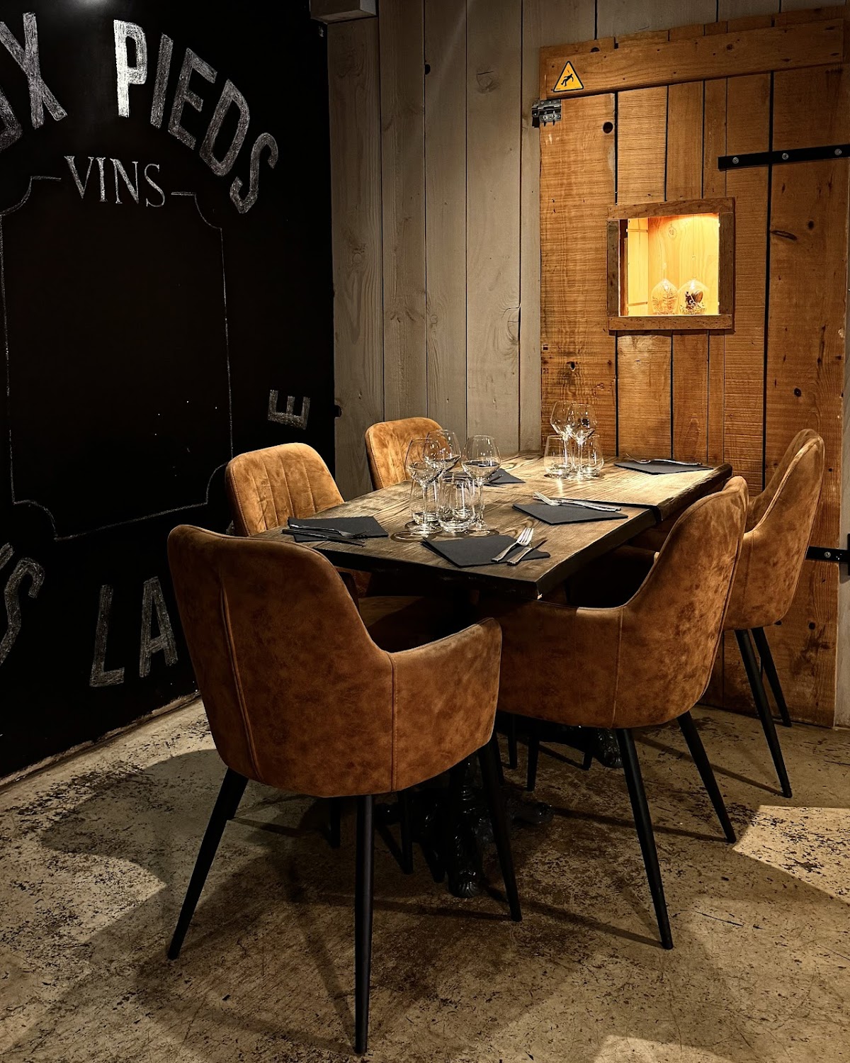 Aux Pieds sous la Table, Foto 1