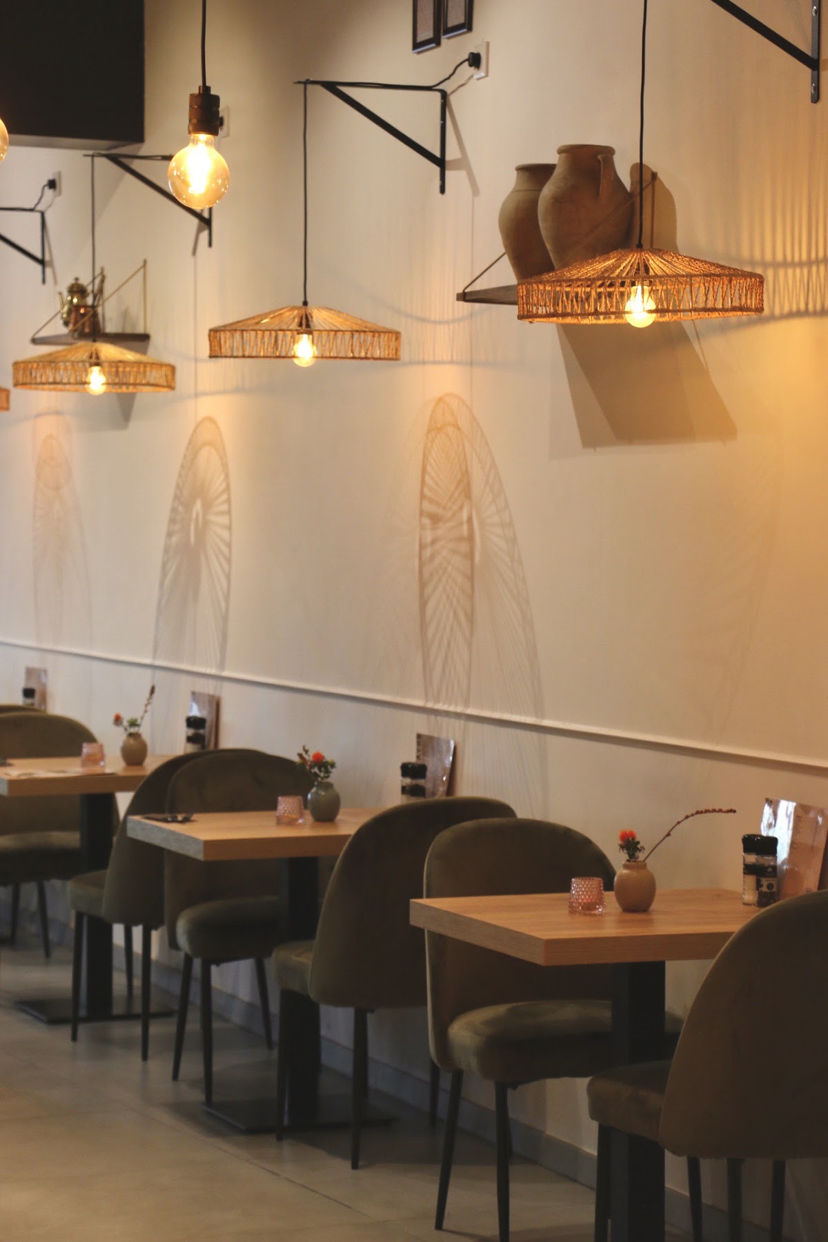 Ayos Lunchroom. Voor Ontbijt, Lunch en Diner, Foto 1