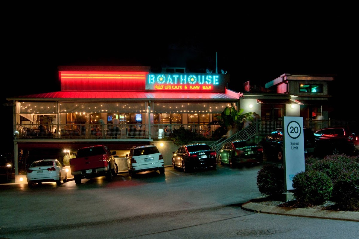 Boathouse Rotisserie & Raw Bar, foto 1