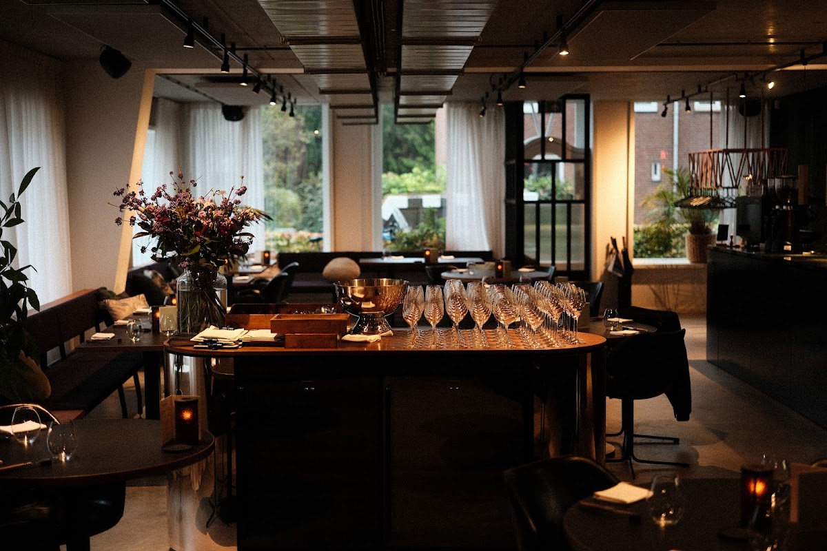 Dinner at Six, foto 1