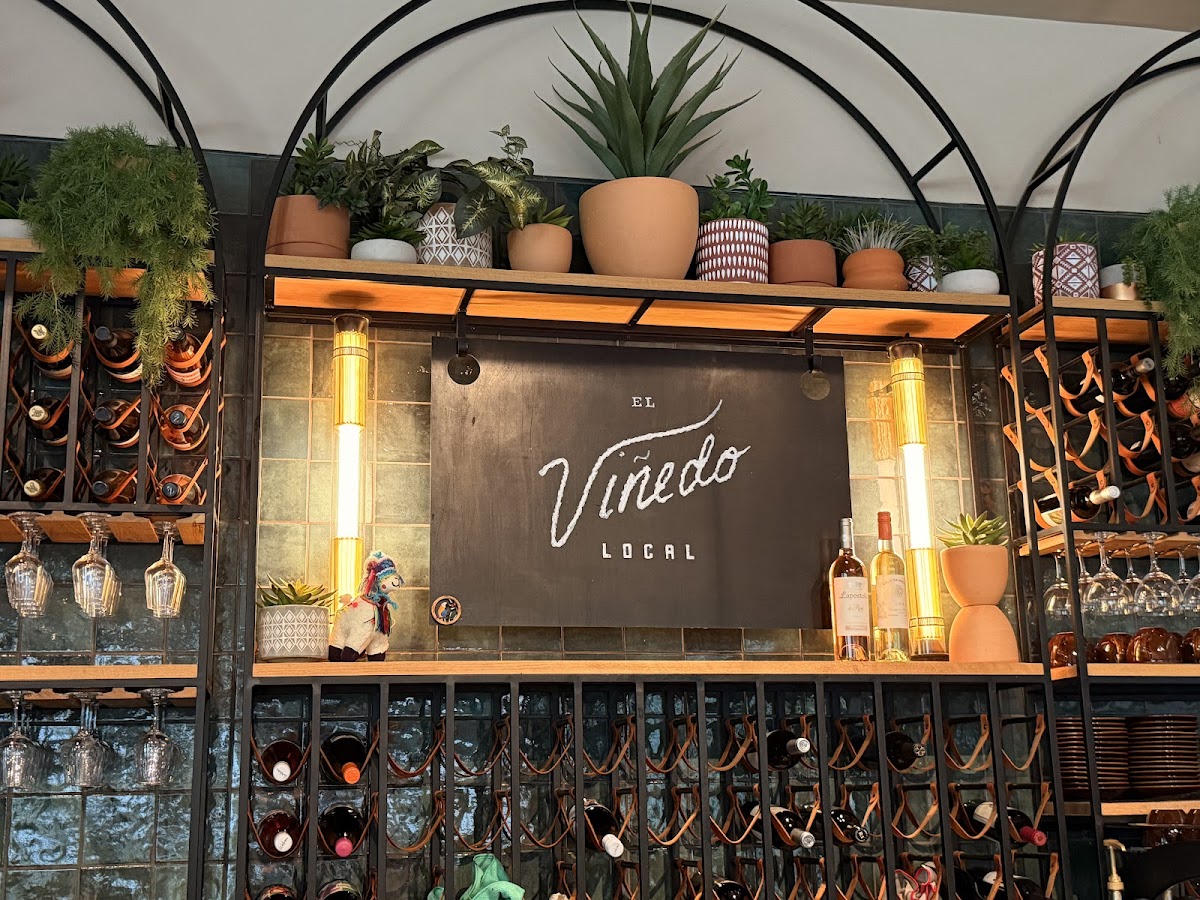 El Viñedo Local 2