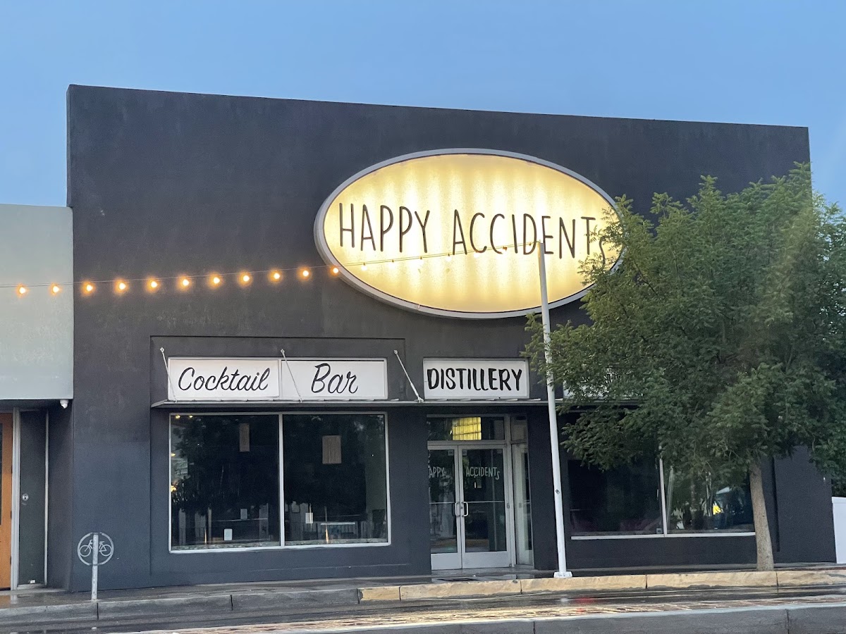 Happy Accidents, foto 1
