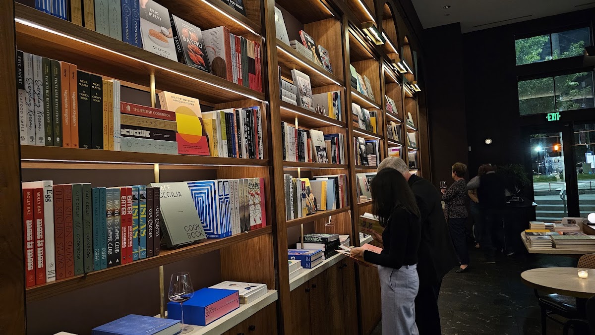 Lucian Books and Wine, foto 3