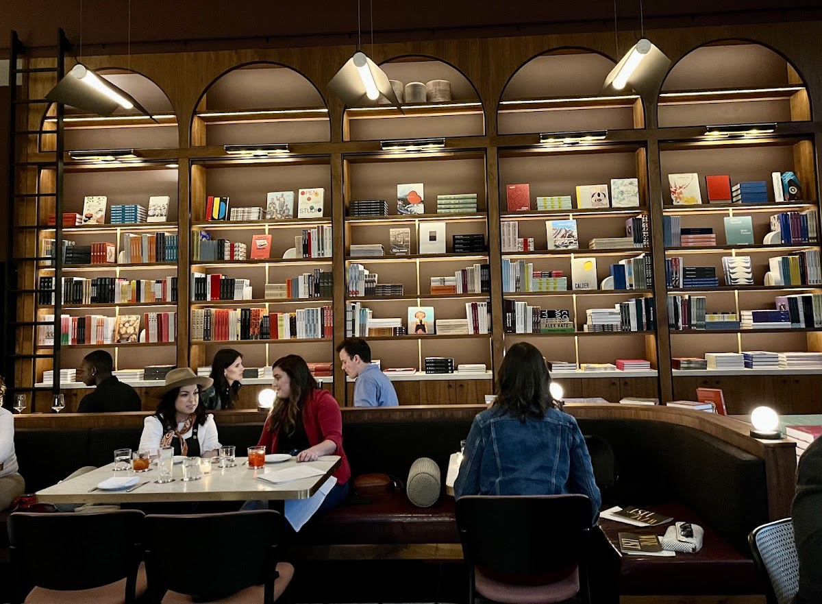 Lucian Books and Wine, foto 1