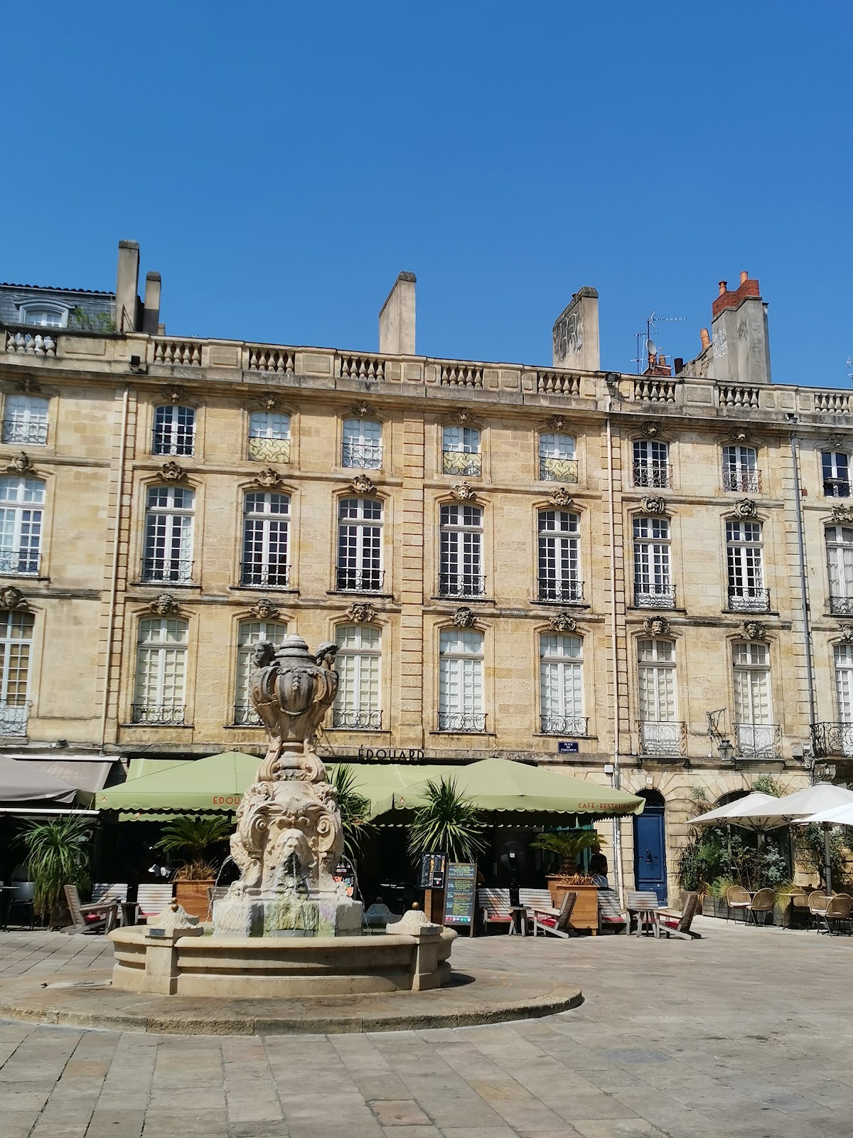 Place du Parlement, foto 1