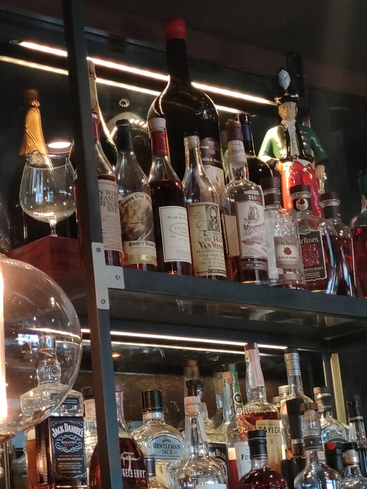 Sinatra's, Foto 1