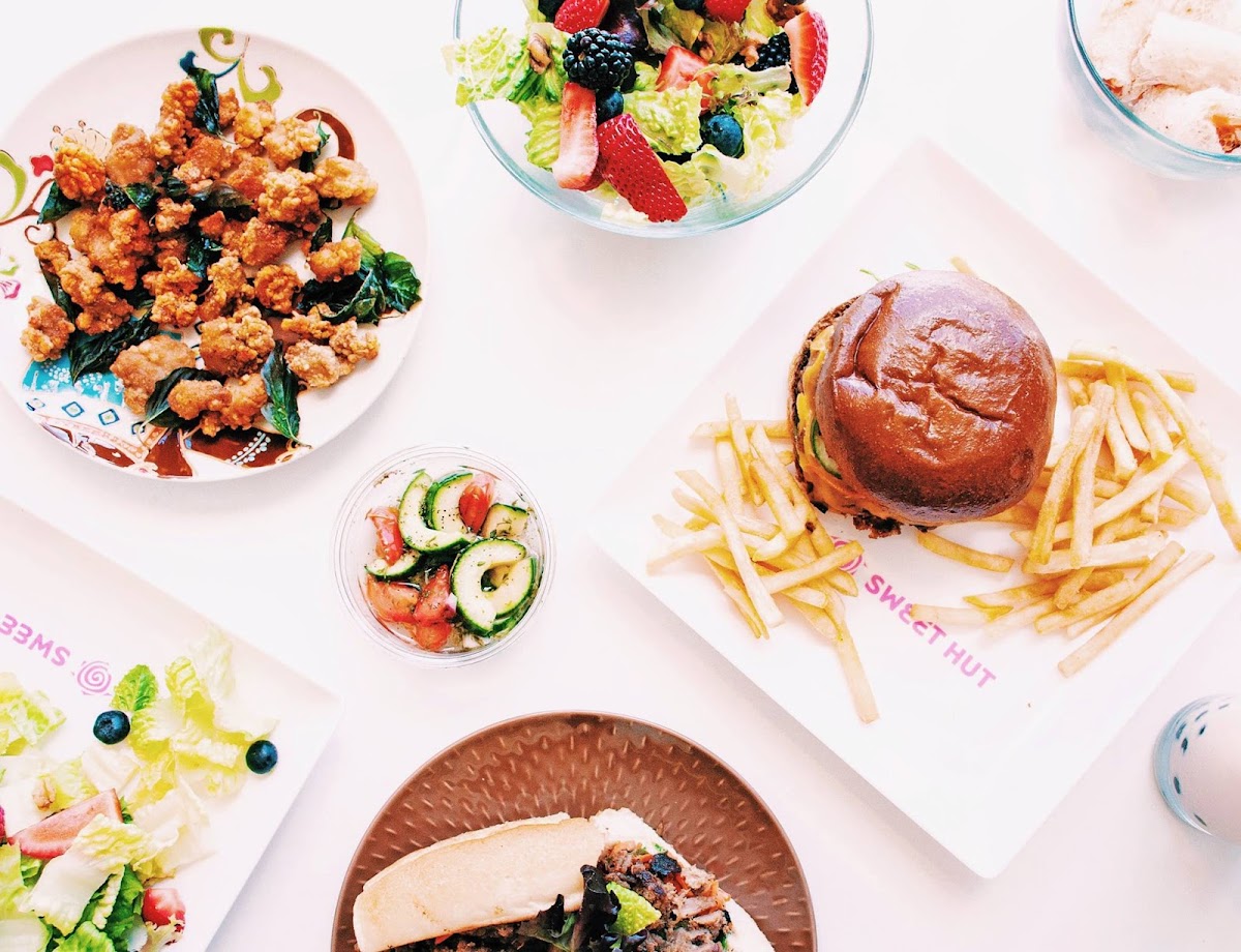 Sweet Hut Bakery & Cafe 3