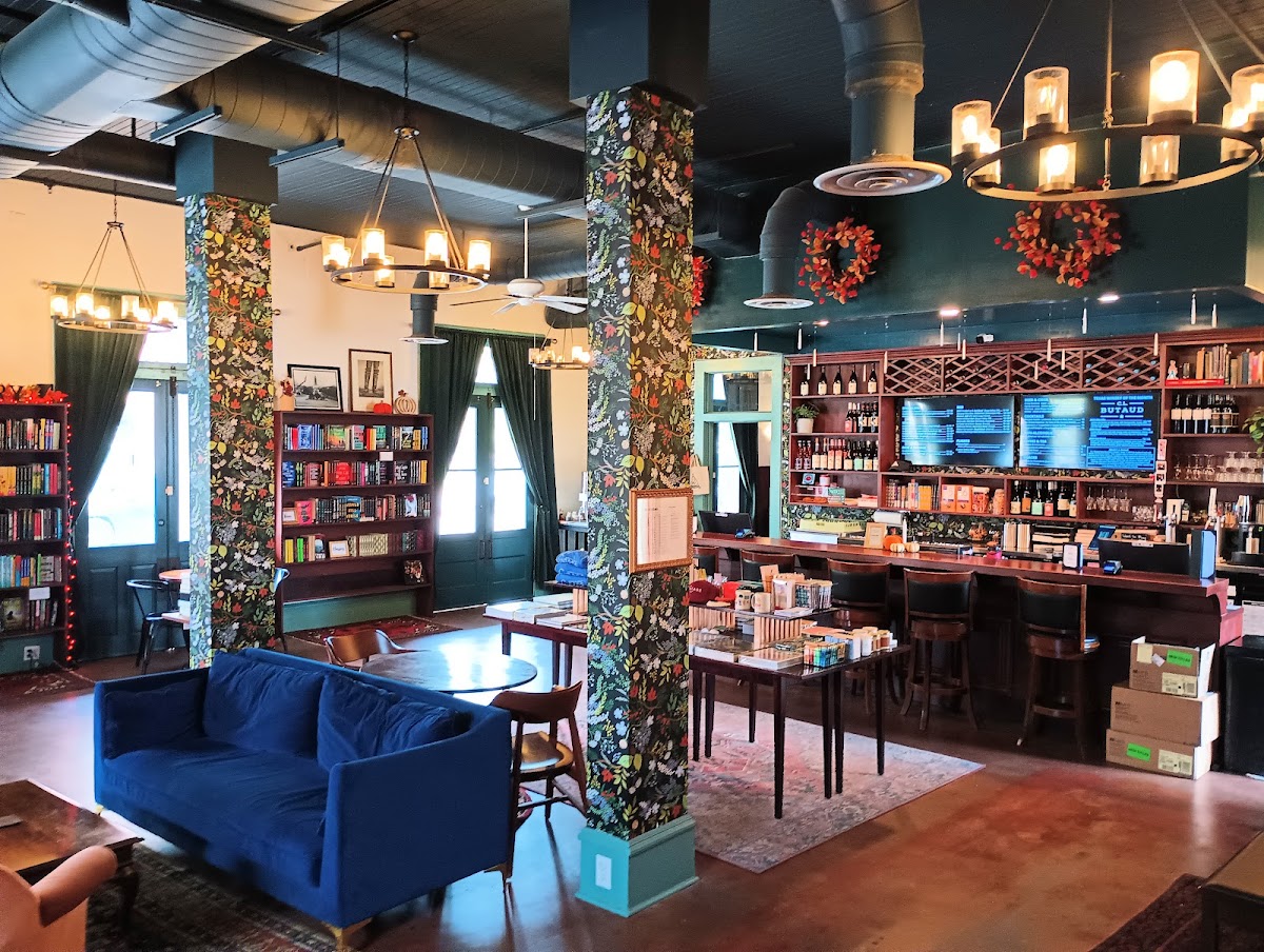 Vintage Bookstore and Wine Bar, foto 3